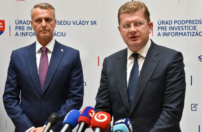 Dotácie do uhlia sa zastavia skôr, vláda schválila Rašiho a Žigov plán 